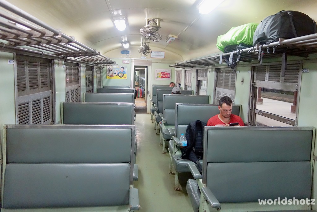 Zug nach Ayutthaya